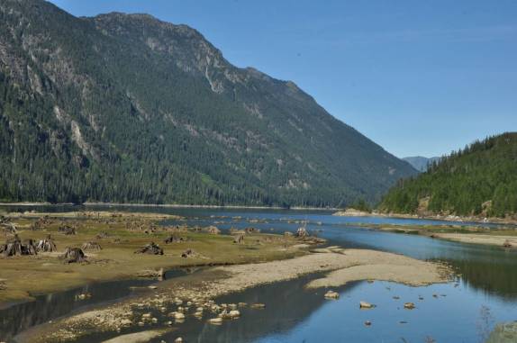 Início do Buttle Lake, no Strathcona Provincial Park, no interior da  Vancouver Island, costa oeste do Canadá